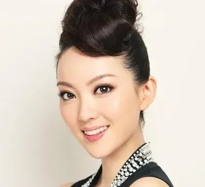 主持人余声婚姻引猜测,称只有自己爱自己,老公深陷丑闻久未同框,咋回事?