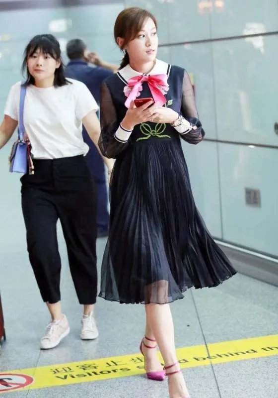 田亮老婆叶一茜又美出圈了，穿黑色纱裙现“赫本式优雅”她的气质如何？