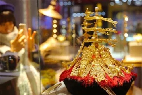 青岛大妈核酸检测身上挂满金货，这就是所谓的富婆吗？