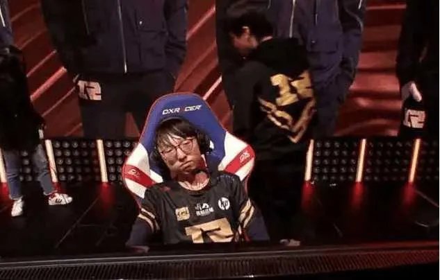 如何评价RNG四连跪?