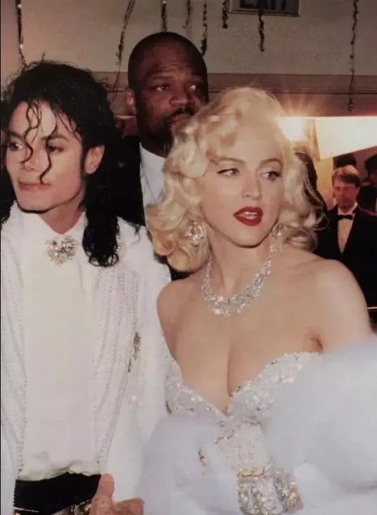 历史上不可思议的一组合照：周杰伦与艾薇儿同框！