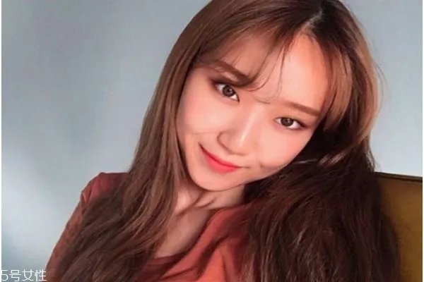 微卷长发发型 女生微卷长发图片