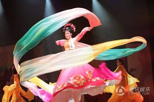 李玉刚镜花水月水袖多长