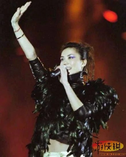 王菲躲赵薇豪宅念经 盘点天后令人难忘的美图