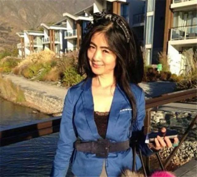 《非诚勿扰》51岁阿姨牵手小17岁男子，8年后怎样了？