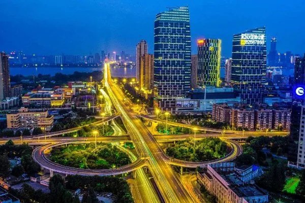 首部抗疫题材电影为什么要选择在武汉作为首映地？