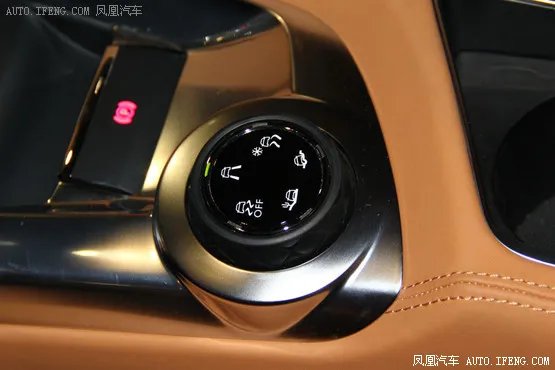 DS 6WR采用了棕黑双色搭配的内饰颜色