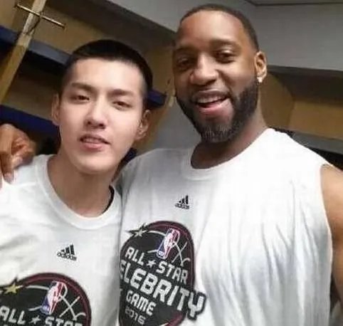 跟NBA球星合影，如何才能不让自己陷入尴尬？