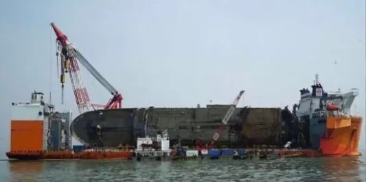 6年前的韩国“世越号”沉船事件，到底有多少疑点？