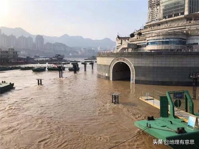 三峡大坝建库以来最大洪峰，首次11孔泄洪，对下游有影响吗？